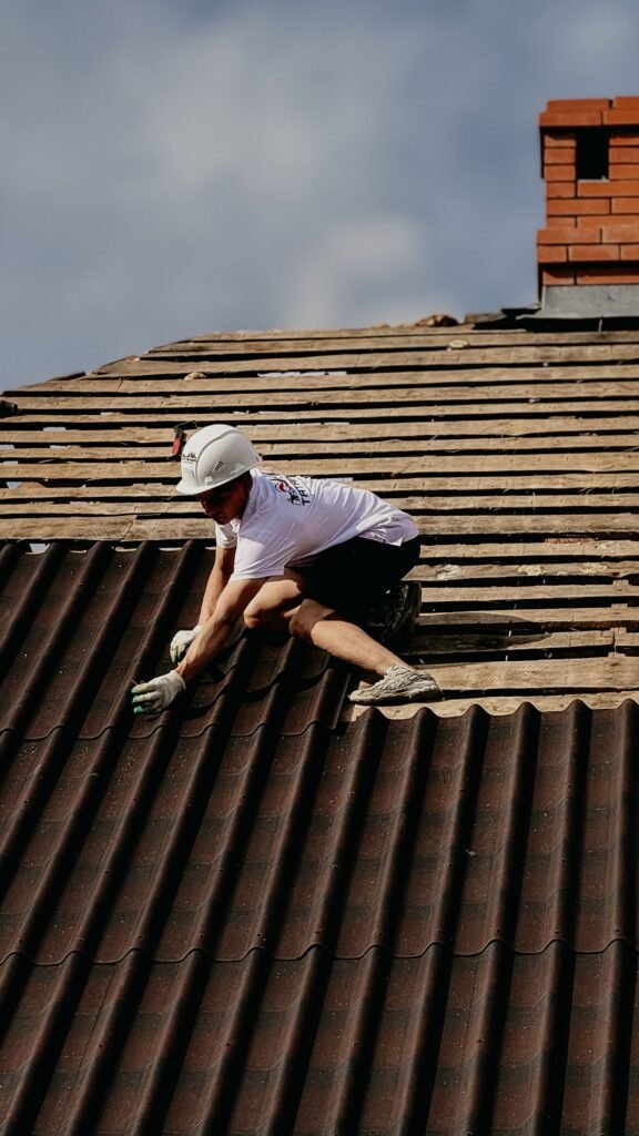 Couvreur posant des tuiles sur un toit