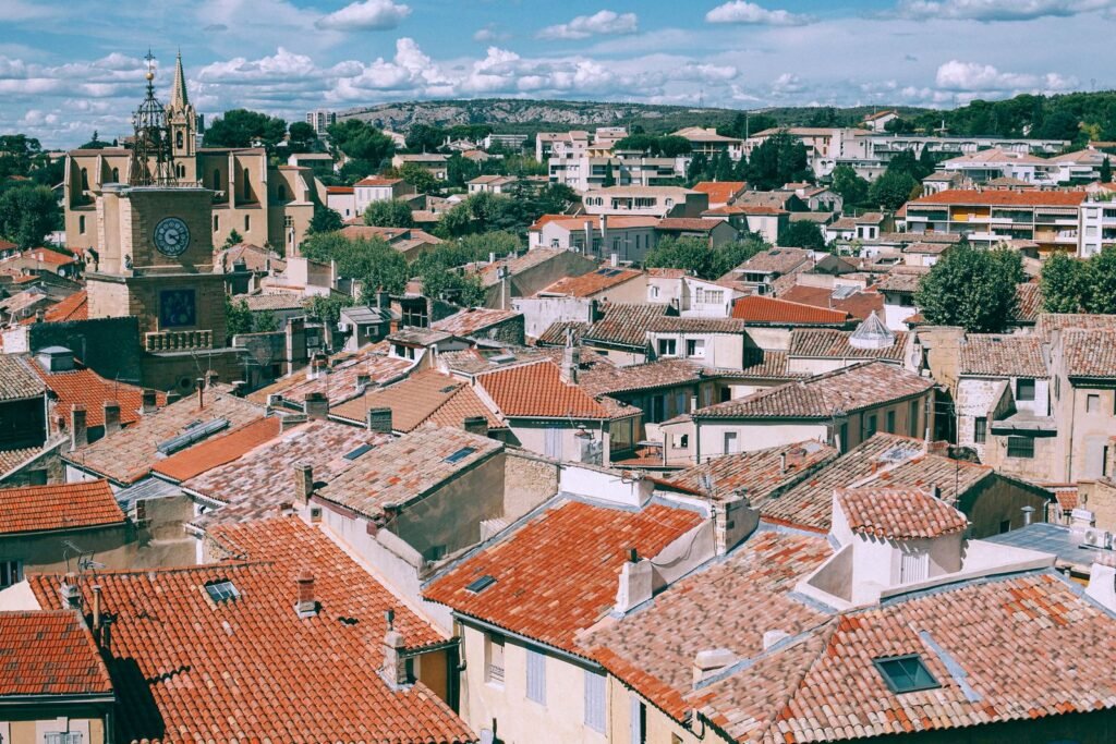 Toits en tuiles de terre cuite d'une ville provençale