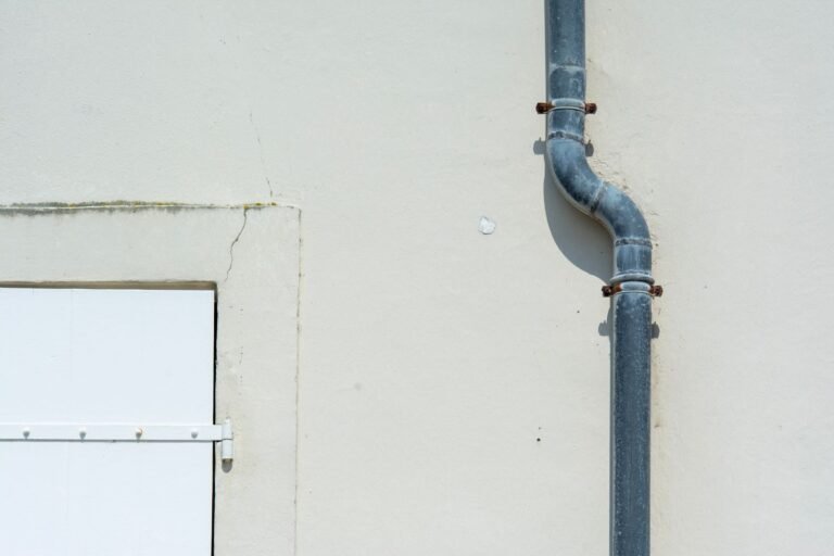 Descente d'eau pluviale en métal sur une façade