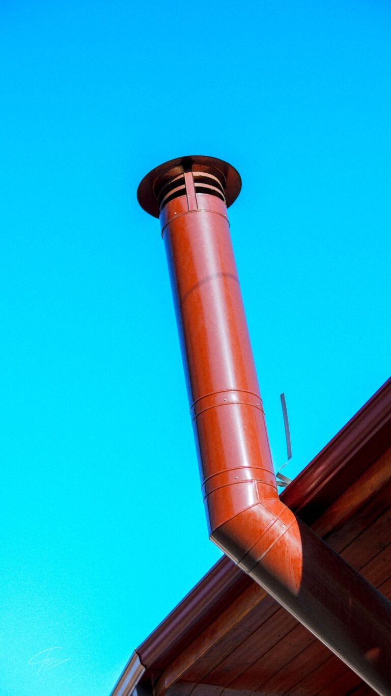 Conduit de cheminée sur un toit en tuiles
